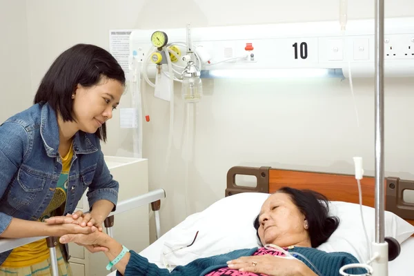 Enkelin besucht kranke Großmutter — Stockfoto