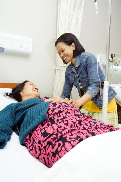 Daughter happy visit sick old mother — Stock Photo, Image