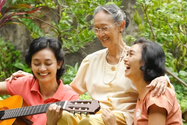 Aziatische bejaarde moeder en dochter plezier samen — Stockfoto