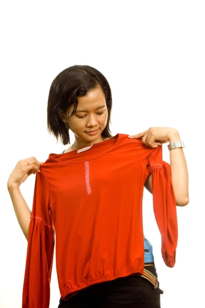 Menina asiática tentar uma roupa — Fotografia de Stock