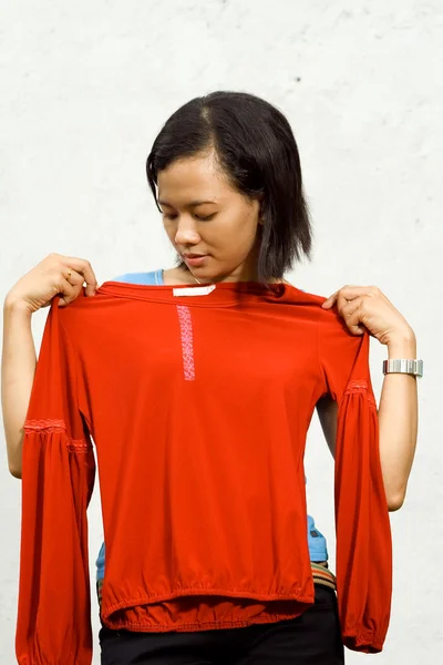 Aziatisch meisje montage kleding — Stockfoto