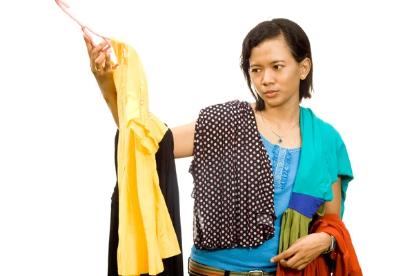 Etnia asiática menina escolher uma roupa — Fotografia de Stock