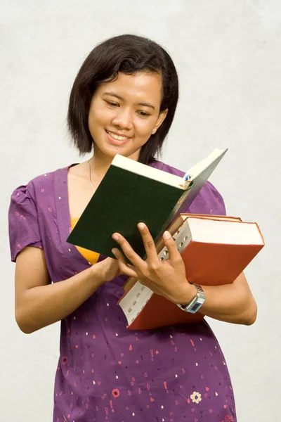 Aziatische college student open literatuur — Stockfoto