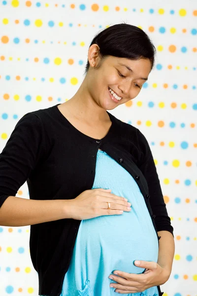 Glad gravid asiatiska etniska kvinna — Stockfoto