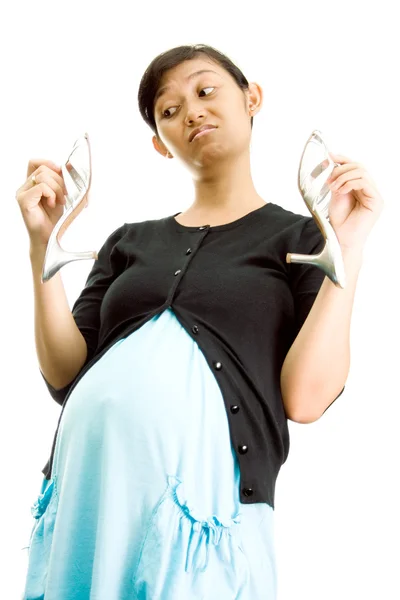 Беременная женщина и туфли на высоком каблуке — стоковое фото