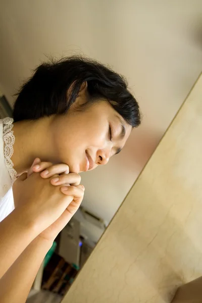 Asian young woman praying in church — Stock Photo, Image