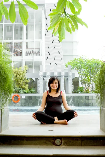 Asiático mulher grávida exercício — Fotografia de Stock