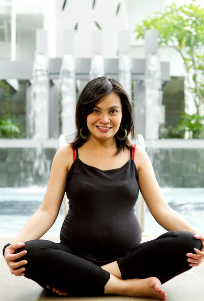 Asiatique femme enceinte exercice — Photo