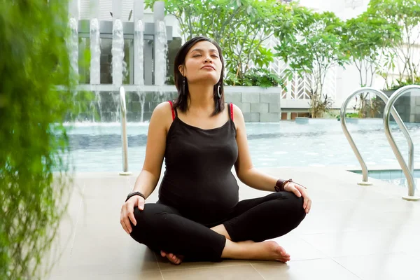Азиатская беременная женщина дышит упражнения — стоковое фото