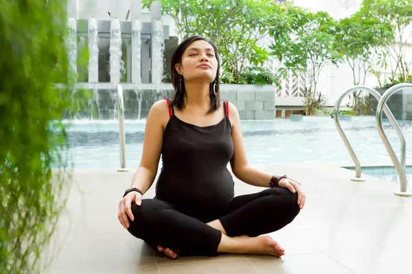 亚洲孕妇呼吸运动 图库图片