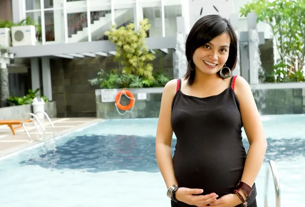 Egészséges és boldog ázsiai terhes nő — Stock Fotó