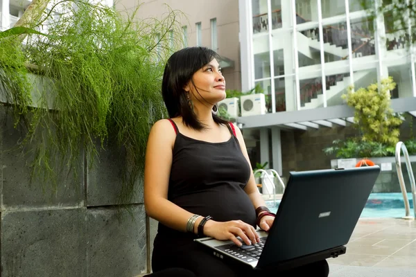 Asya hamile iş kadını laptop ile çalışma