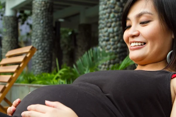 Gelukkig Aziatische zwangere vrouw — Stockfoto