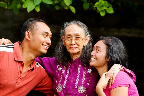 Feliz asiático joven hombre y mujer abrazo viejo madre — Foto de Stock