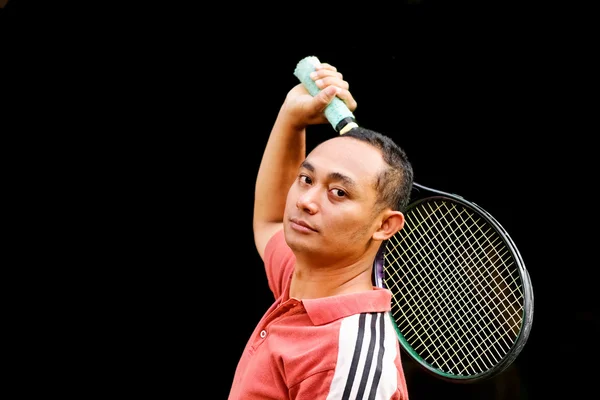 Красивый этнический молодой человек играет в теннис — стоковое фото