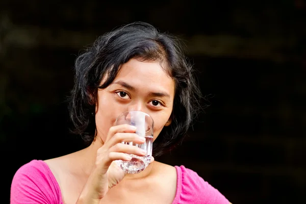 Haus Asia wanita muda minum air mineral murni — Stok Foto