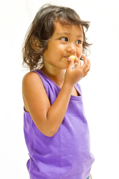 Feliz niño étnico disfrutar de comer bocadillo —  Fotos de Stock