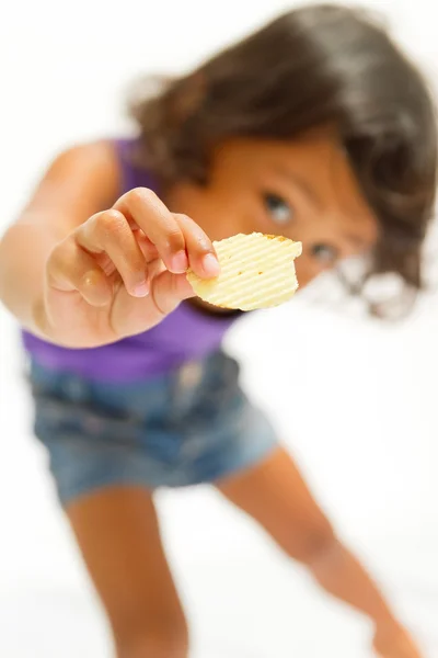 Етнічна дитина із задоволенням їсть закуски — стокове фото