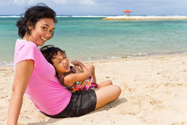 Азиатская мать и ребенок счастливого отдыха на пляже — стоковое фото