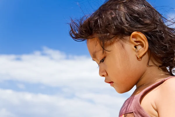 Lindo asiático pequeño chica con azul cielo fondo — Foto de Stock