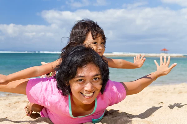 Азиатская мать и ребенок весело играть на пляже — стоковое фото