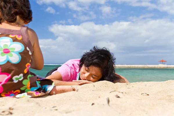 Asya ailesi rahatlatıcı ve kumsalda oynarken — Stok fotoğraf