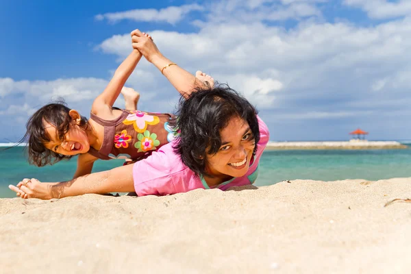 Asiática madre y niño divertido jugar en la playa — Foto de Stock