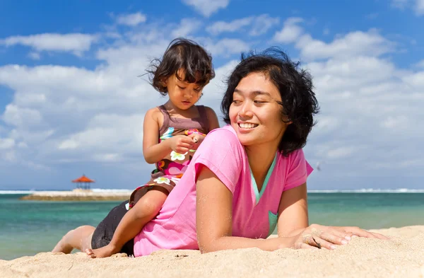 Vrolijke Aziatische familie spelen op het strand — Stockfoto