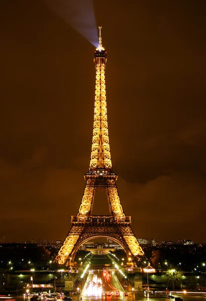 Torre Eiffel de noche (Uso editorial solamente ) — Foto de Stock