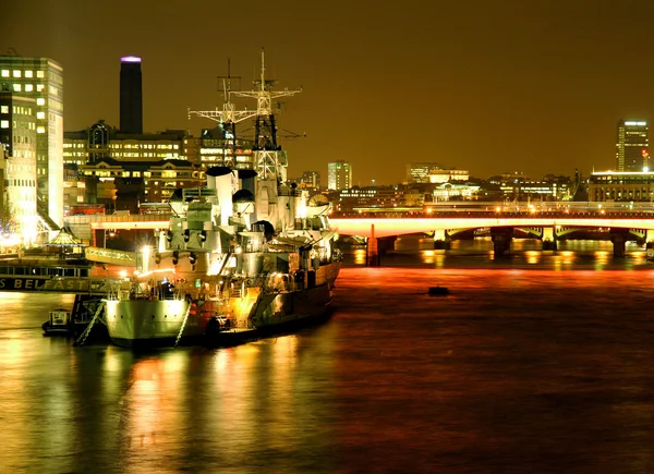 贝尔法斯特号巡洋舰在泰晤士河畔 — 图库照片