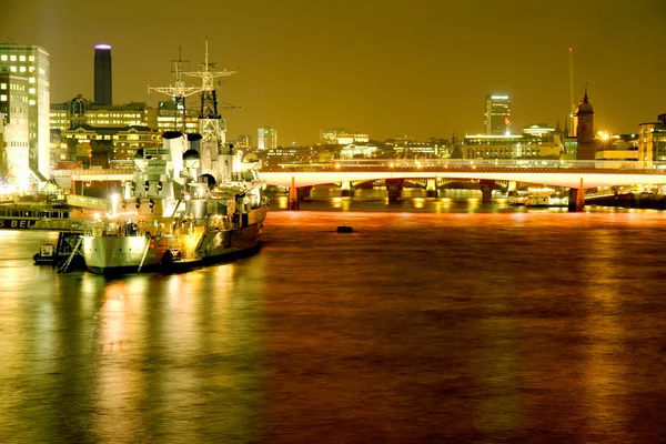 贝尔法斯特号巡洋舰在泰晤士河畔 — 图库照片