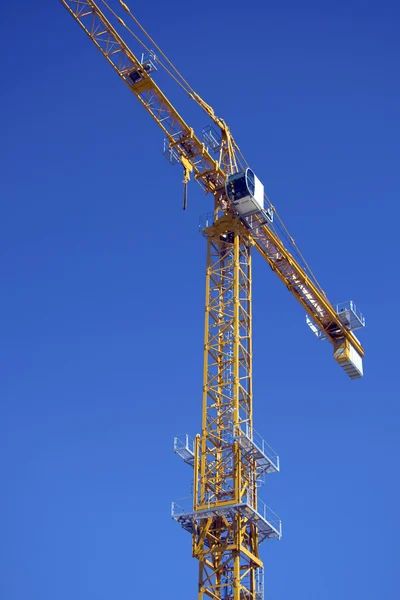 Žlutý jeřáb v blue sky crane proti modré obloze — Stock fotografie