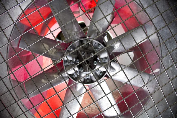 Industriële ventilator achter een metalen rooster — Stockfoto