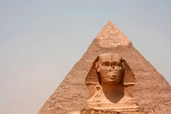 Pyramid med sphinx — Stockfoto