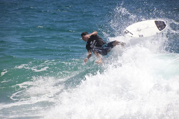 Flygande på en surfbräda — Stockfoto