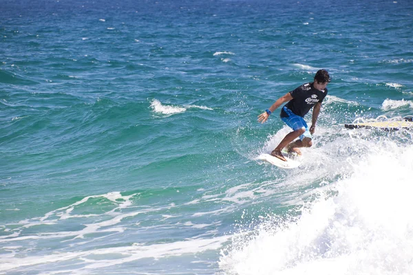 Sörf tahtası üzerinde uçan — Stok fotoğraf