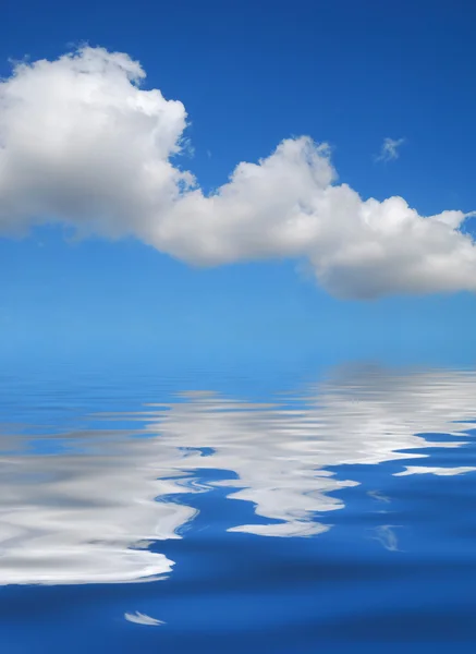 Patrón de nubes con reflejo de agua — Foto de Stock