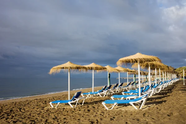 在马尔贝拉海滩太阳椅 — 图库照片