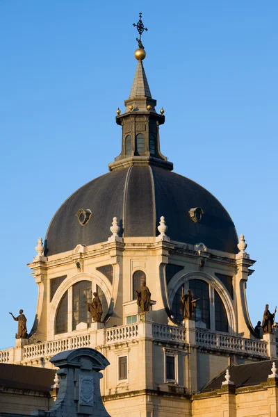 Almudena kathedraal koepel in madrid — Stockfoto