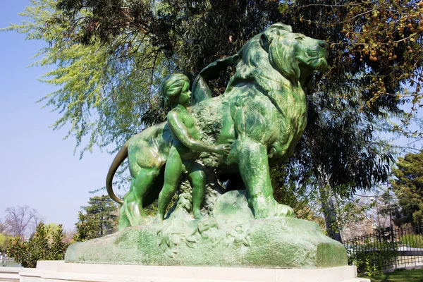Купидон со статуей льва — стоковое фото