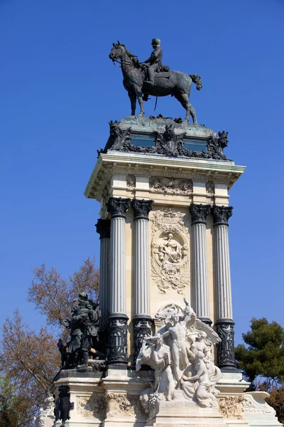 纪念碑，国王阿方索十二在马德里 — 图库照片
