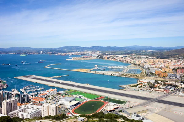 Гібралтар злітно-посадкової смуги і Ла Linea міський пейзаж — стокове фото