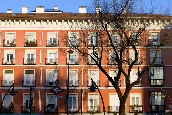 Mietshausfassade in Madrid — Stockfoto