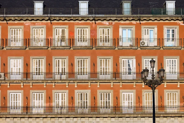 Zabytkową fasadą hotelu placu plaza mayor w Madrycie — Zdjęcie stockowe