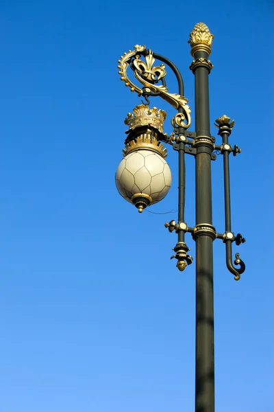 Díszes utcai lámpa인도 우다이 푸 르 도시 궁전 — Stock Fotó