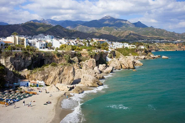 Města Nerja, na pobřeží costa del sol ve Španělsku — Stock fotografie