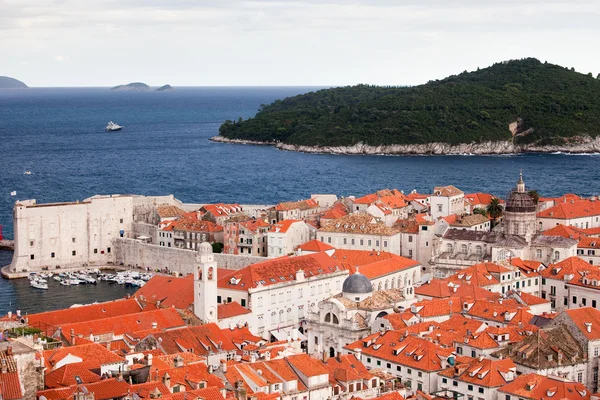 El casco antiguo de Dubrovnik y la isla de Lokrum — Foto de Stock
