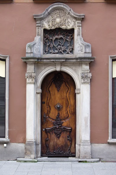 Utsmyckade dörren i gdansk — Stockfoto
