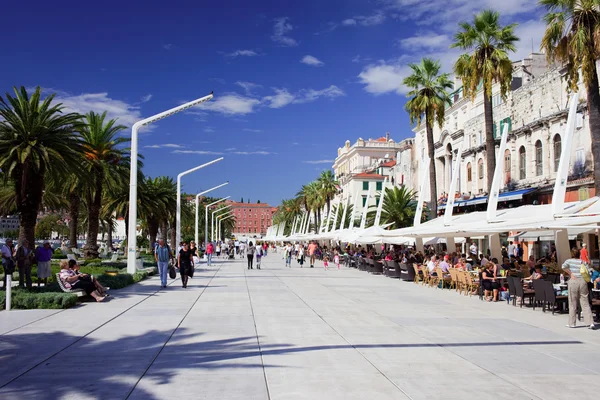 Turistas em Promenade em Split — Fotografia de Stock