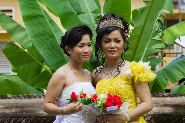 Mariée cambodgienne avec demoiselle d'honneur — Photo